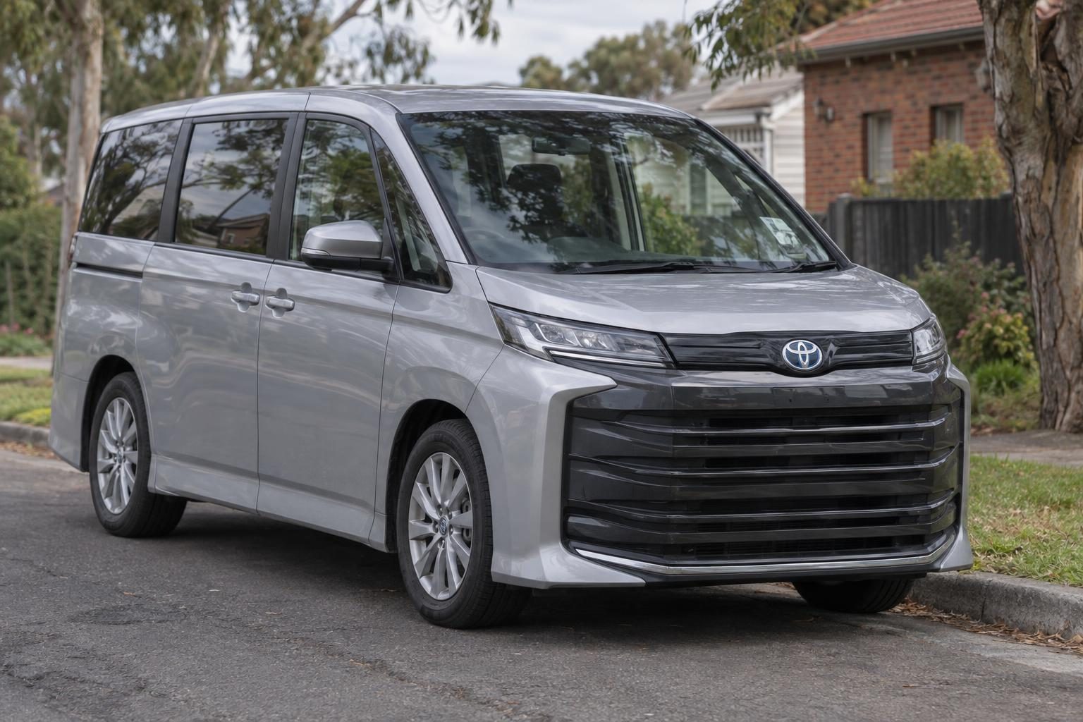 Toyota Noah ZWR90W hybrid, eight-seat bench available on 2WD S-G and S-X grades