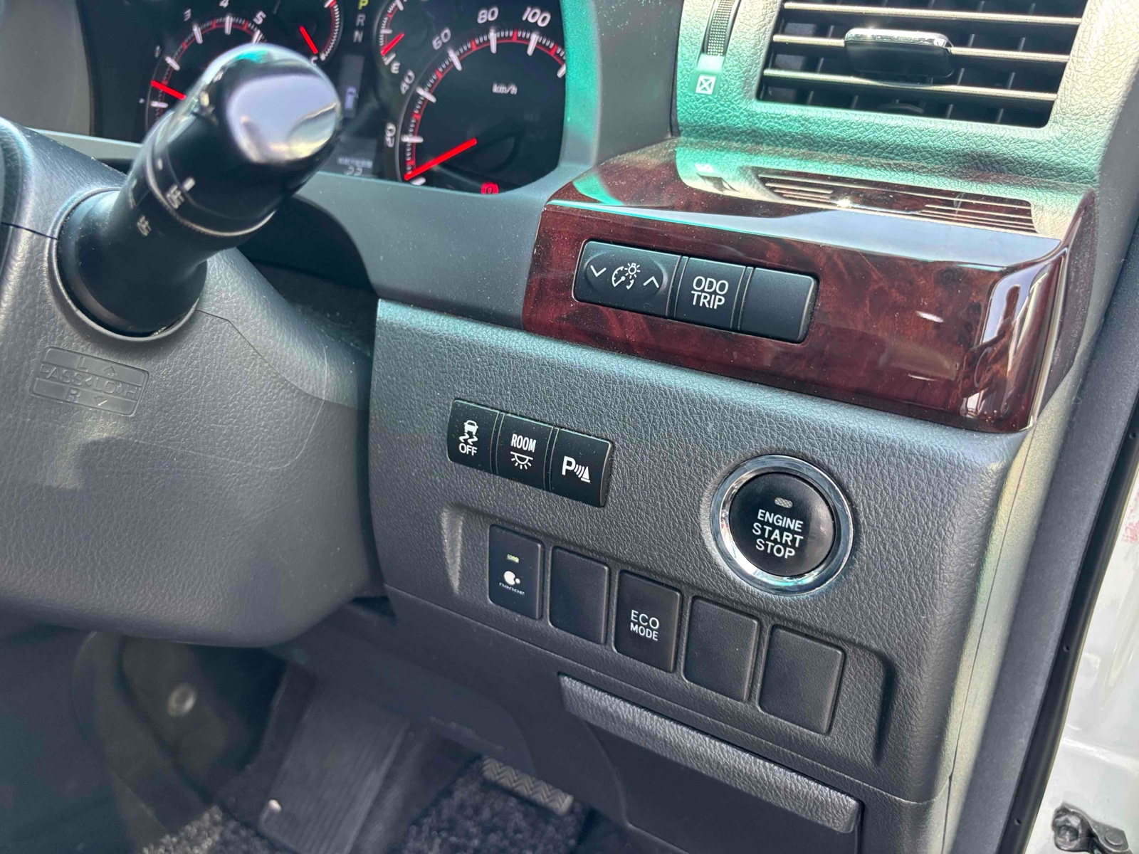 2013 Toyota Vellfire 2.4Z vehicle photo
