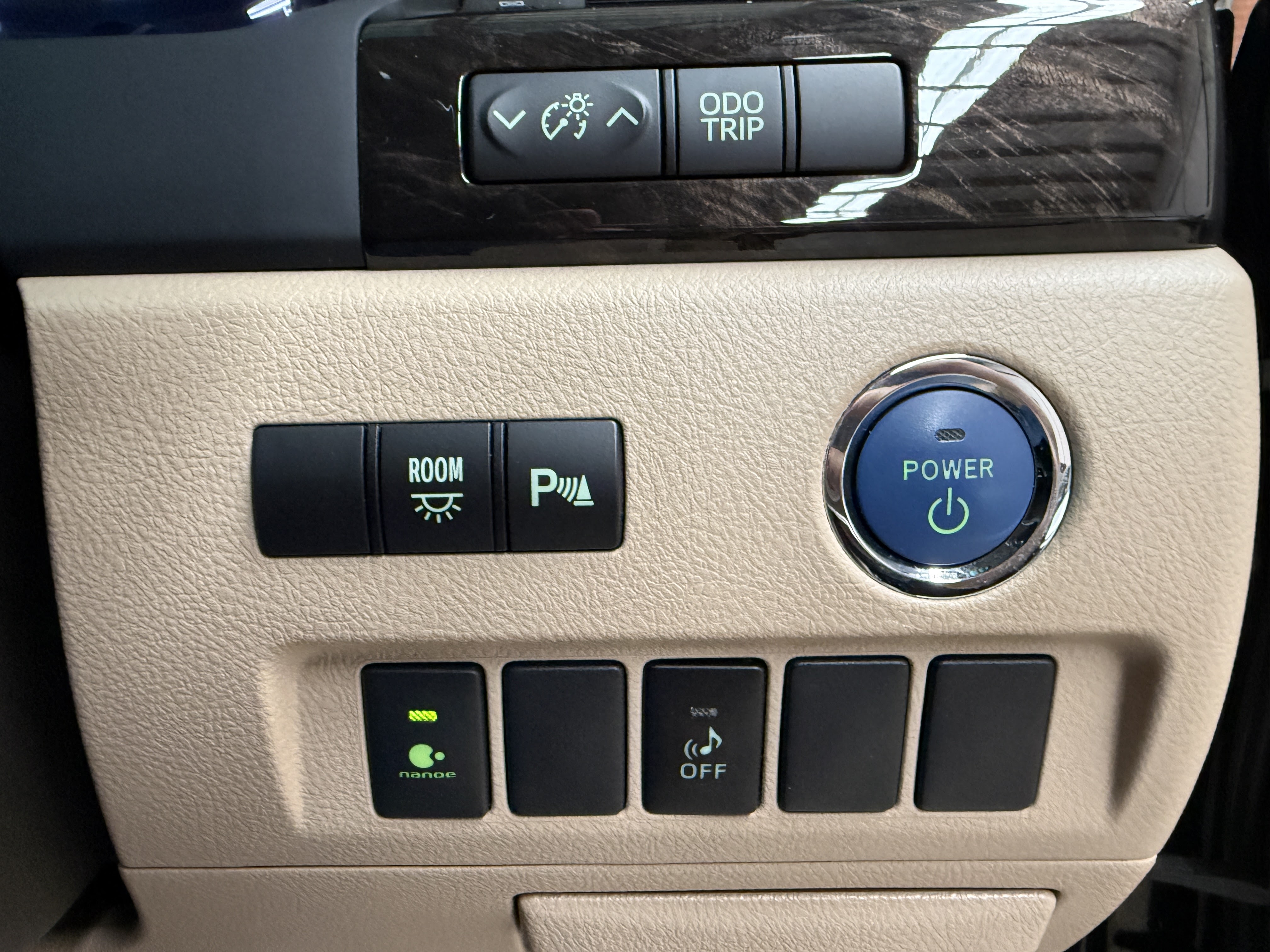 2013 Toyota Alphard Hybrid X 4WD vehicle photo photo 2