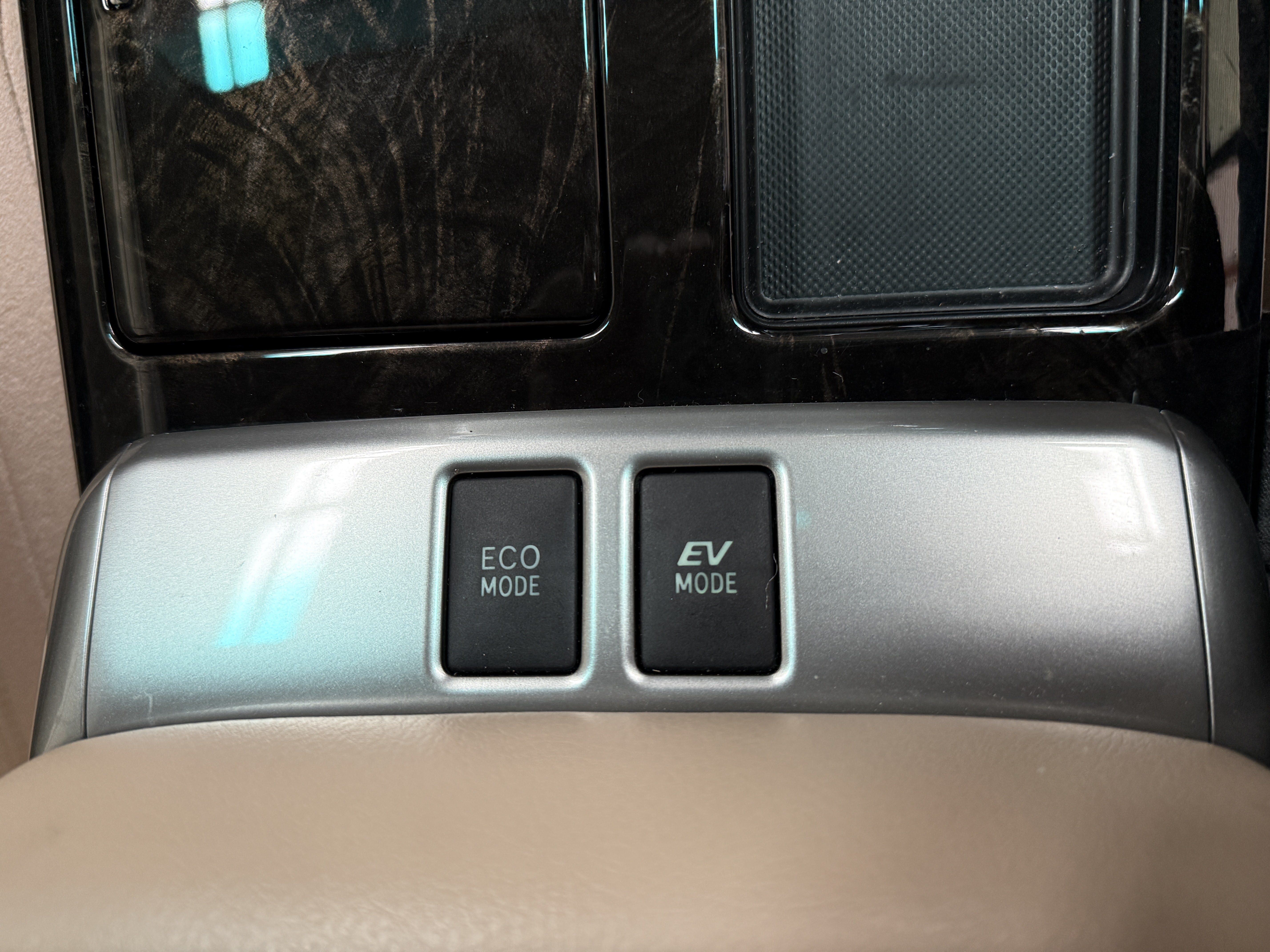 2013 Toyota Alphard Hybrid X 4WD vehicle photo