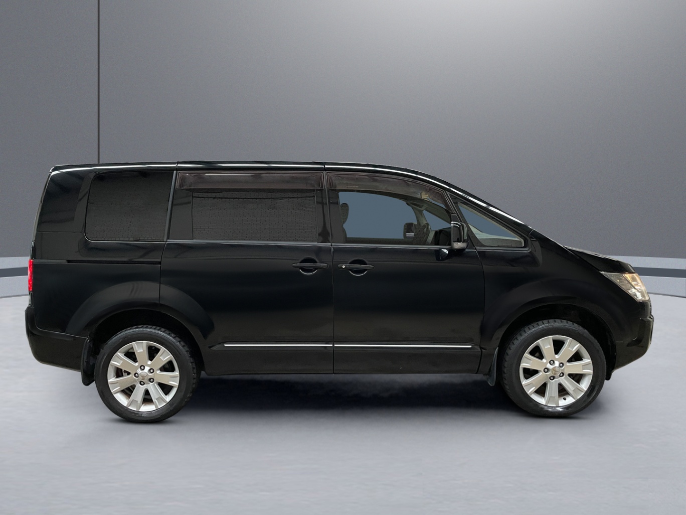 2013 Mitsubishi Delica vehicle photo photo 7
