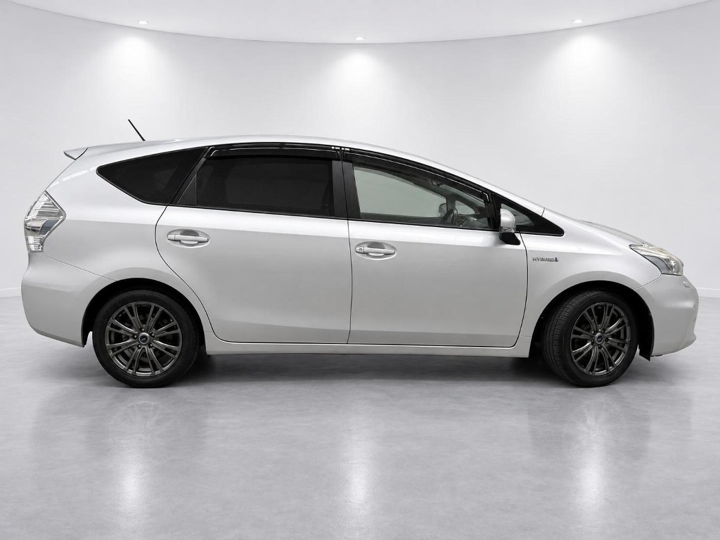 2014 Toyota Prius Alpha S Hybrid side exterior photo 2