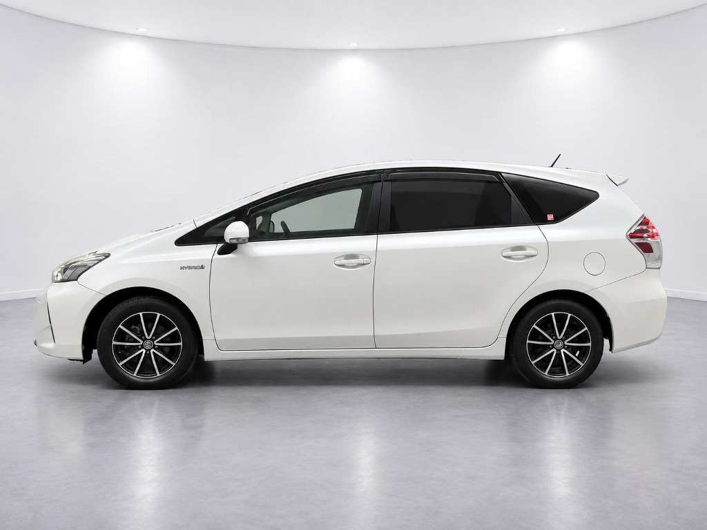 2016 Toyota Prius Alpha S Hybrid side exterior