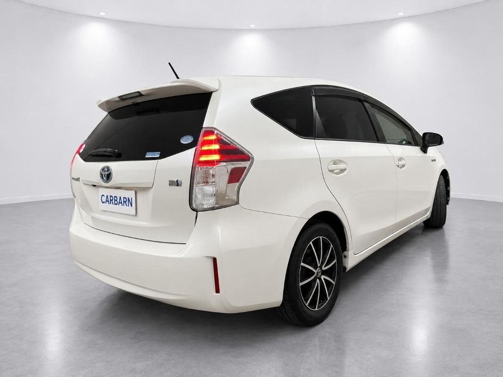 2016 Toyota Prius Alpha S Hybrid rear exterior photo 3