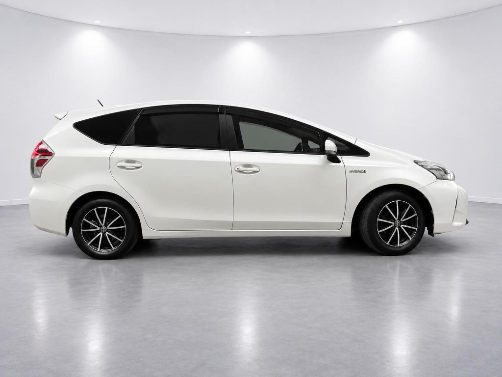 2016 Toyota Prius Alpha S Hybrid side exterior photo 2