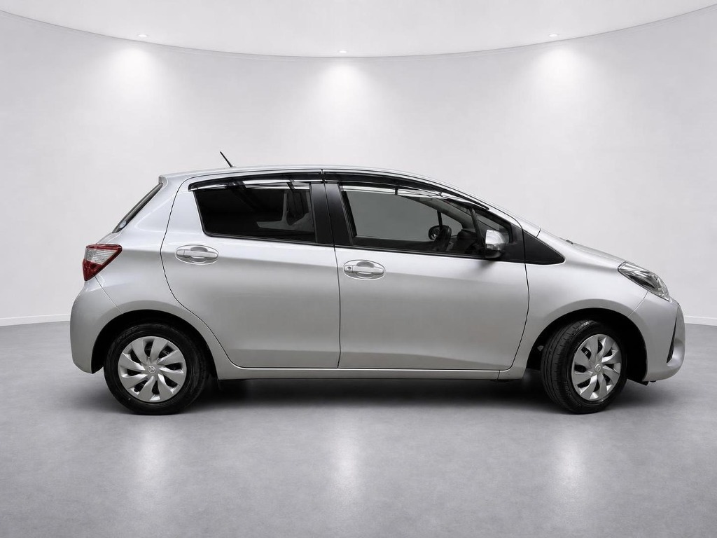 2018 Toyota Vitz F side exterior photo 2